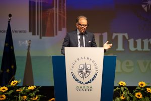 Il presidente De Beni alla recente Assemblea dei soci a Torri Del Benaco.