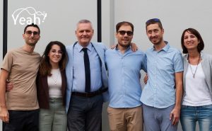 Lotti, secondo da destra, assieme ad Andreoli, al centro, e ad altri membri di Yeah.