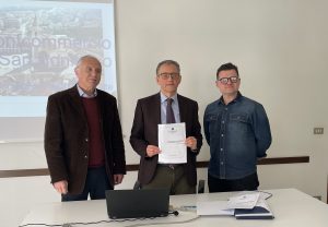 Paolo Ambrosini (al centro) con i consiglieri Gianni Piubello (a sinistra) e Alessandro Piccoli