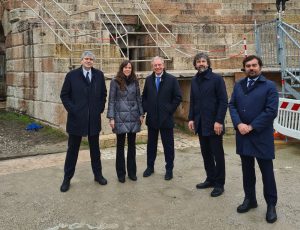 Il ministro Urso in uno dei suoi sopralluoghi in Arena