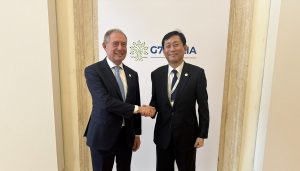 Il ministro Adolfo Urso con Jean Koh.