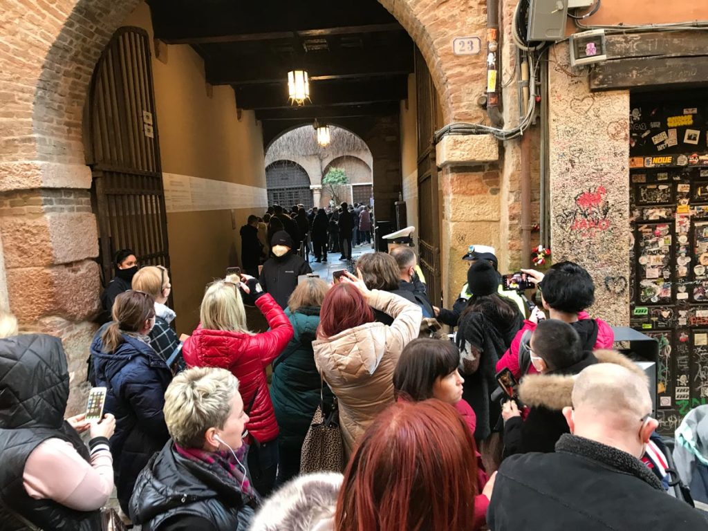 Coda davanti al Cortile di Giulietta a Verona.