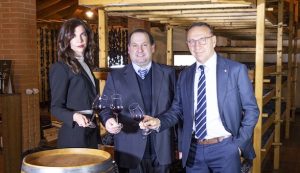 Alessia Ceschi, vicepresidente Cantina Valpolicella Negrar, assieme al presidente Giampaolo Brunelli e al direttore Daniele Accordini.