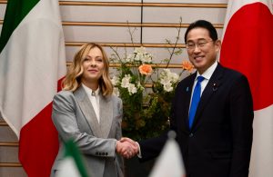 Il passaggio di consegne fra Giappone e Italia alla Presidenza del G7.