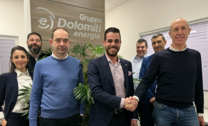 La stretta di mano in seguito all'accordo.