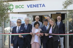 Il taglio del nastro a Peschiera del Garda.