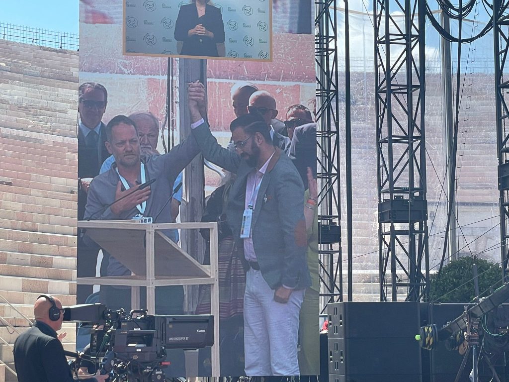 L'abbraccio tra i due imprenditori in Arena.