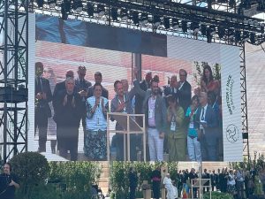 L'abbraccio tra i due imprenditori nell'Arena di Pace