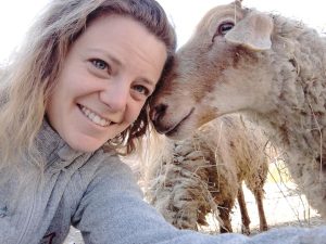 Silvia Montanaro con una sua pecora di razza Brogna.
