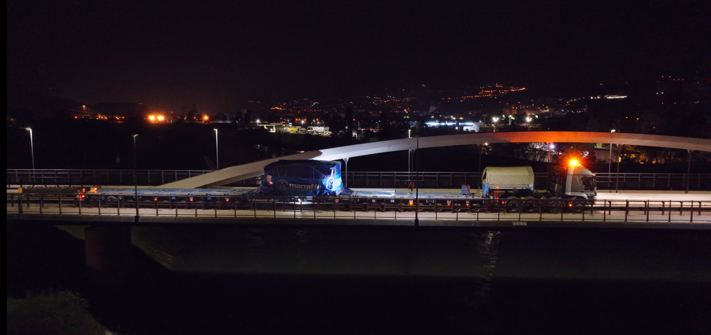 Il passaggio sul ponte sull'Adige a Trento