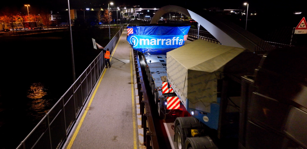 Il passaggio sul ponte sull'Adige a Trento