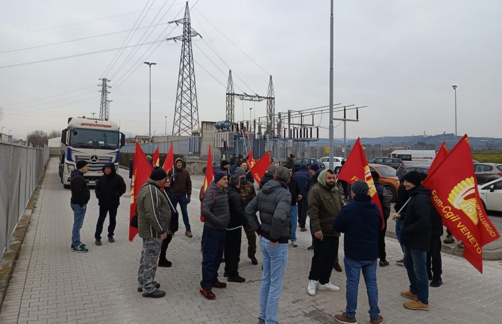 Lavoratori di Vetrerie Borromini in sciopero