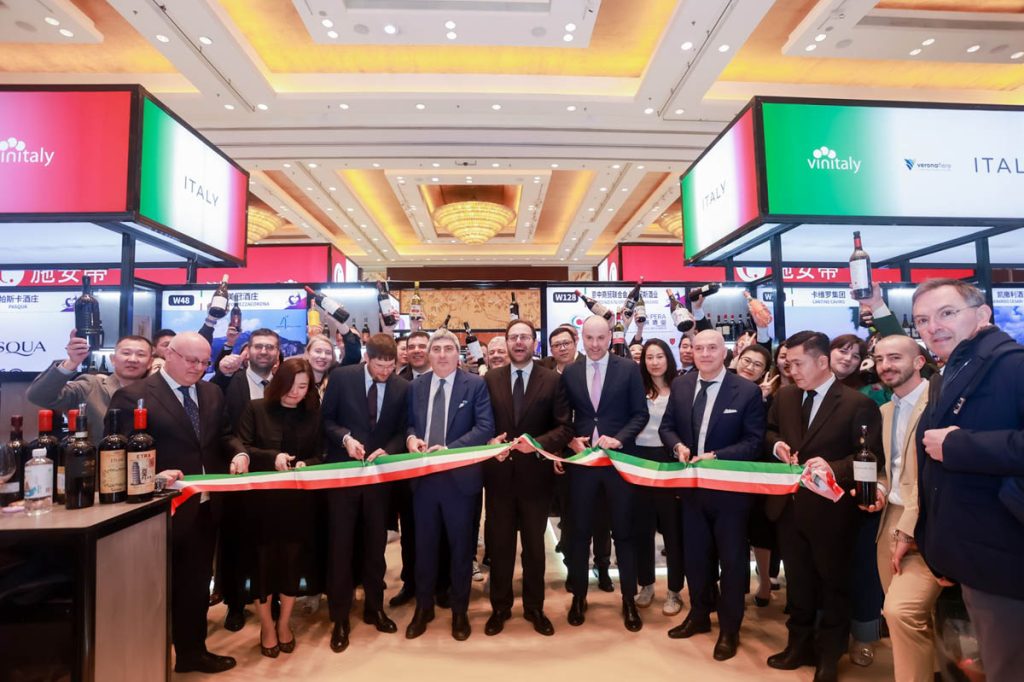 Vinitaly Chengdu 2025 - Taglio del nastro - Foto Ennevi