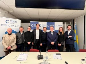 Confimi Apindustria Verona insieme a Edmondo Cirielli, Claudio Cioetto, presidente di Confimi Apindustria Verona, ed Edmondo Cirielli, vice ministro degli Affari Esteri e della Cooperazione Internazionale