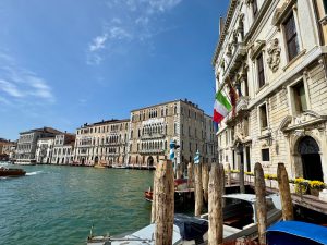 bandiere a mezz'asta lutto papa francesco